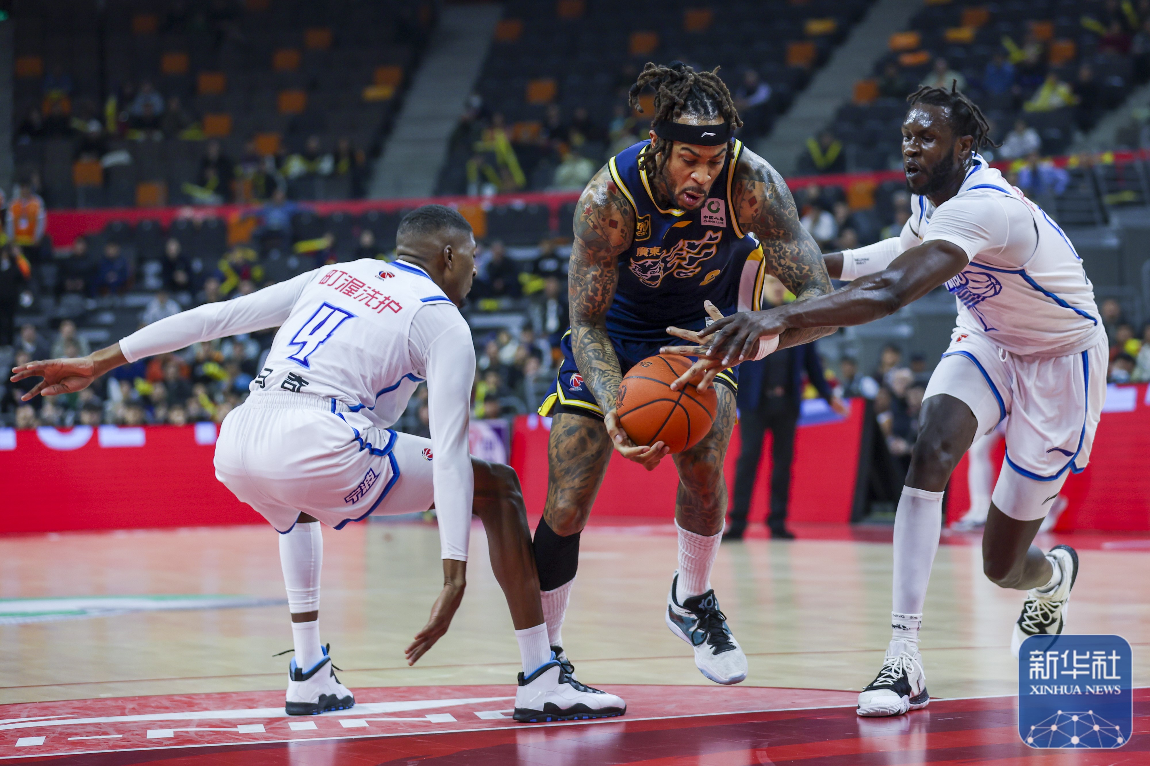 竞技场热闹：球队强强对战观众热烈支持